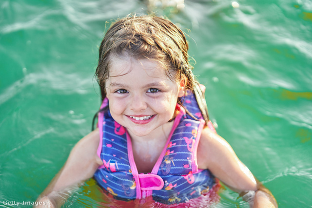 Az úszástanulás kezdete előtt jó, ha vízhez szoktatjuk a gyermeket