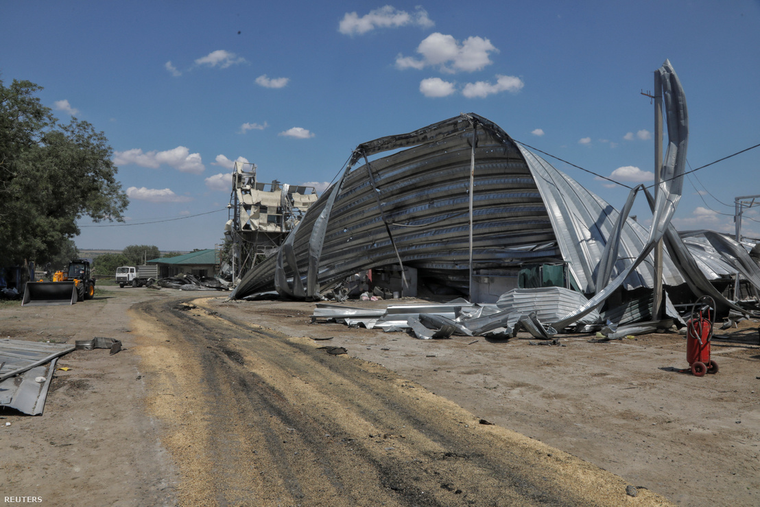 Egy orosz rakétacsapás által lerombolt gabonaraktár Odesszában 2023. július 21-én