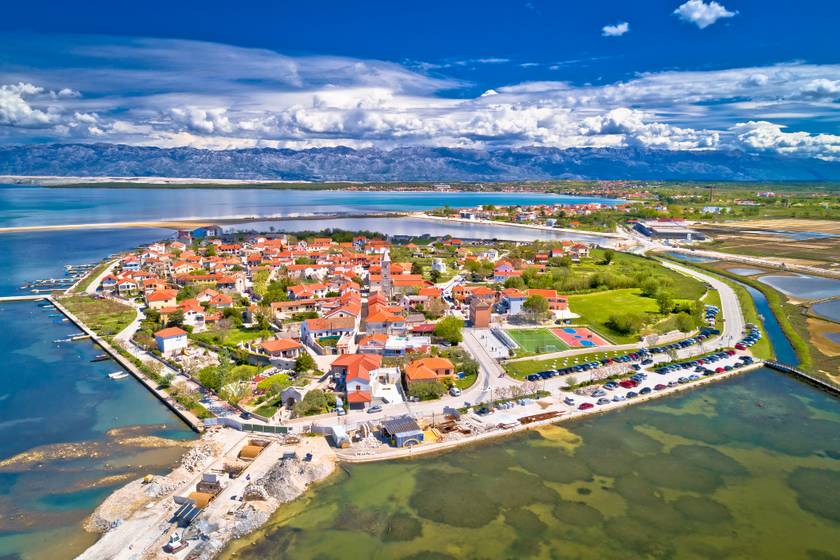 Nin, az apró dalmát városka Zadar közelében, egy öbölben található, és nagyjából 1100 fő lakja. Nyaranta turisták tömkelege célozza meg, hogy megnézze a világ legkisebb katedrálisát, a Szent Kereszt-templomot, de további látnivalói is érdekesek, homokos strandjai pedig csábítanak a vízközelbe.