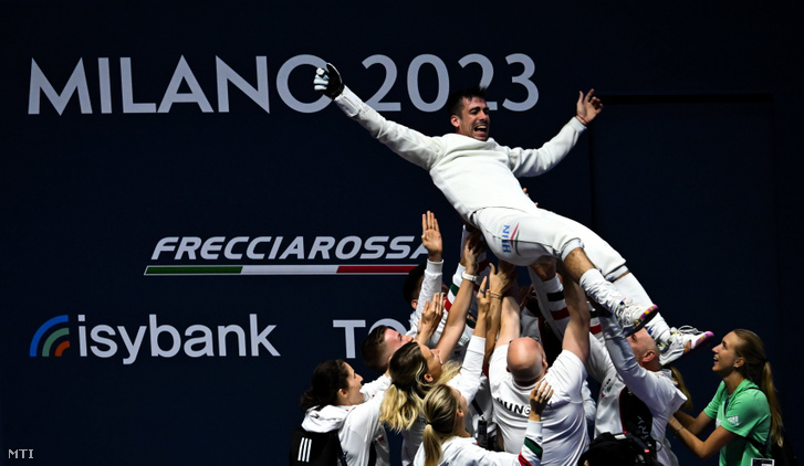 A győztes Koch Mátét ünneplik a férfi párbajtőrverseny döntője után a milánói vívó-világbajnokságon 2023. július 26-án