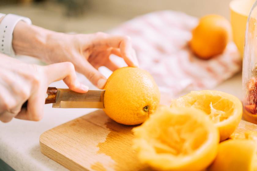 A narancs gazdag C-vitaminban, ami serkenti a kollagéntermelést, és belülről tölti fel a bőrt, teszi ragyogóvá a fakó arcot. Emellett hidratál, táplál, tele van antioxidánsokkal, és segít a káros szabad gyökök semlegesítésében. Egyél belőle legalább egy felet vagy egy egészet.