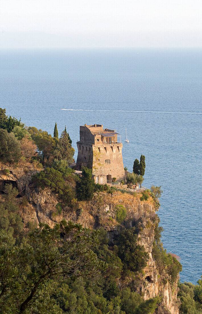 A mediterrán országokban gyakori látvány a sziklaperemre épített ház látványa. Mint a képen látható épület, ami Délnyugat-Olaszországban található.