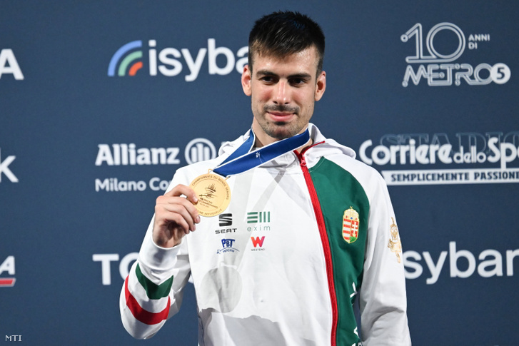 Az aranyérmes Koch Máté a férfi párbajtőrverseny eredményhirdetésén a milánói vívó-világbajnokságon 2023. július 26-án