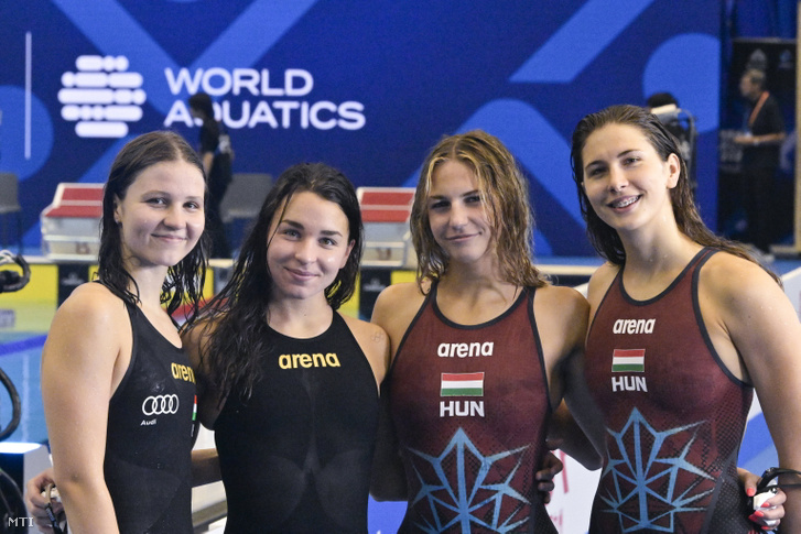 Molnár Dóra, Késely Ajna, Pádár Nikolett és Ábrahám Lilla Minna (b-j) a női 4 x 200 méteres gyorsváltó előfutama után a fukuokai vizes világbajnokságon 2023. július 27-én
