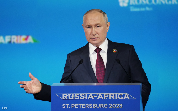 Vlagyimir Putyin a második Oroszország–Afrika csúcstalálkozó plenáris ülésén 2023. július 27-én