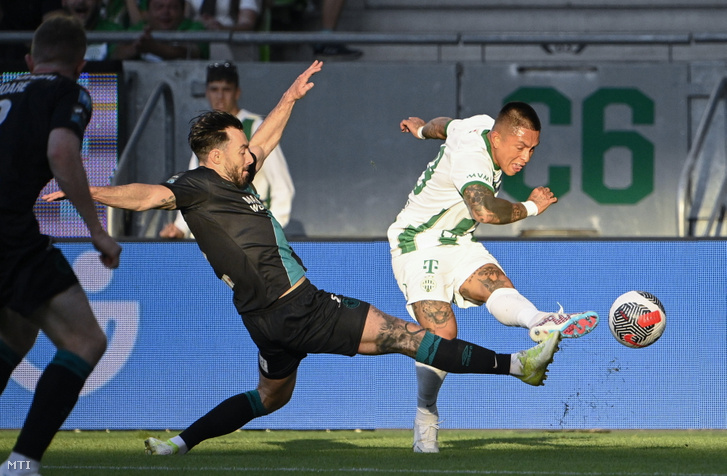 A ferencvárosi Cristian Ramírez (j), és Roberto Lopes az ír Shamrock Rovers játékosa