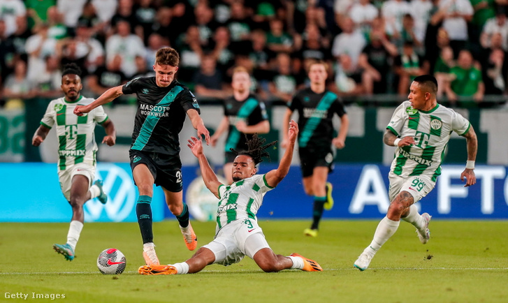 Johnny Kenny (Shamrock Rovers) és Samy Mmaee (Ferencváros)