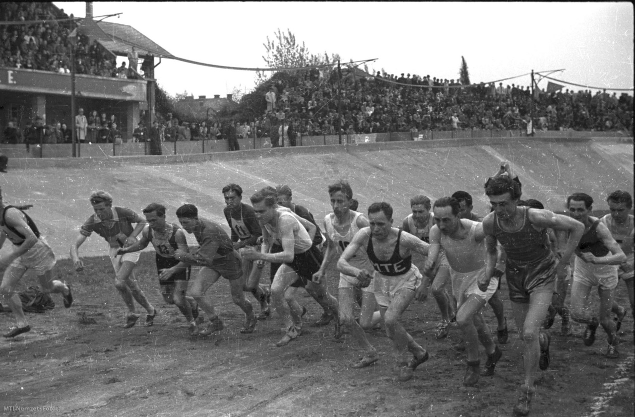 Budapest, 1945. május 1. Futóverseny a május elseje alkalmából a Millenáris pályán rendezett sportünnepségen.