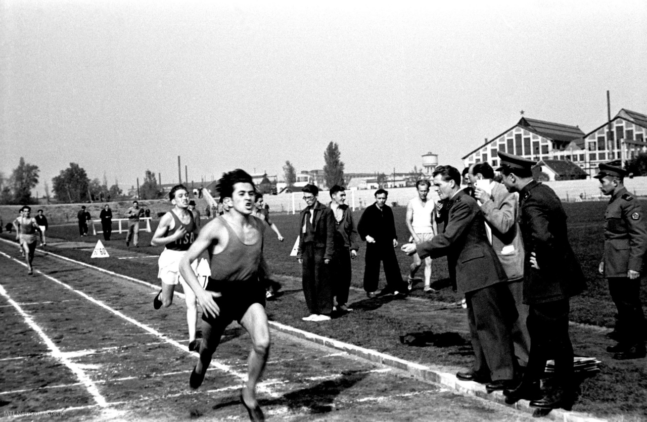 Budapest, 1950. szeptember 21. Férfiak futóversenye a Munkára Harcra Kész (MHK) próba atlétikai versenyén Kispesten (Honvéd pálya) civil és egyenruhás szurkolóikkal.