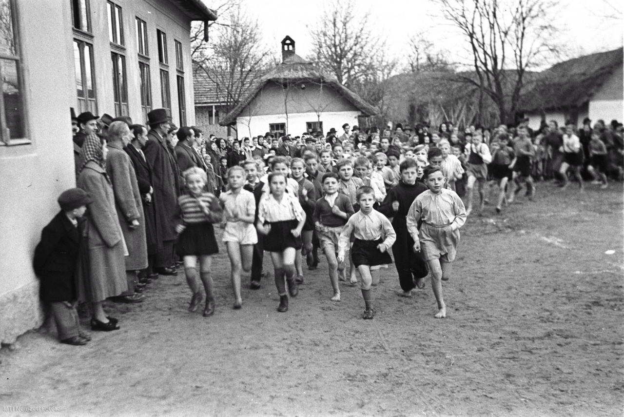 Nyírszőlős, 1951. november 26. Gyerekek a Munkára Harcra Kész (MHK) sportmozgalom futóversenyén.