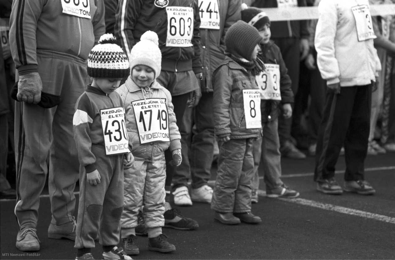 Budapest, 1987. január 1. Gyerekek a rajtvonalnál a Kezdjünk új életet – Szilveszteri futás című rendezvényen.