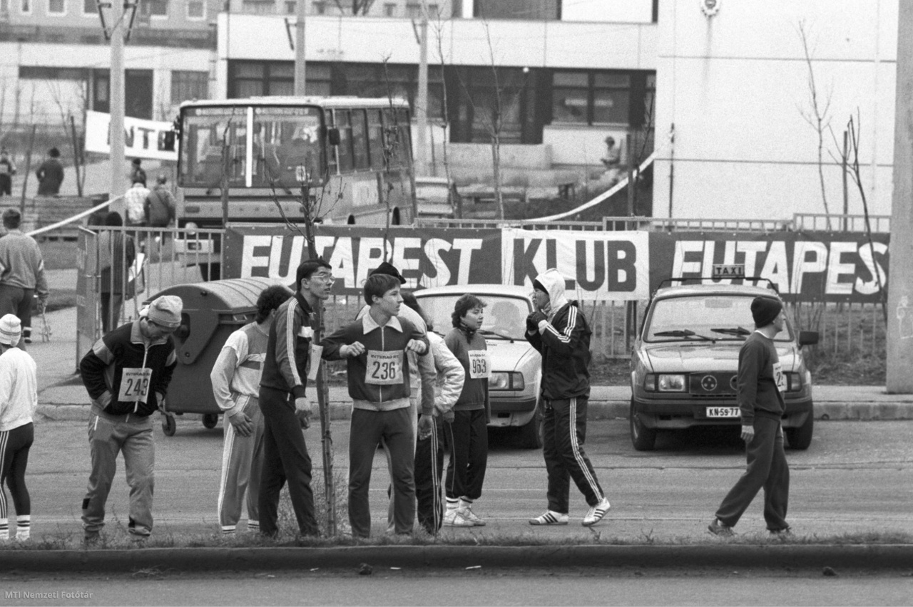 Budapest, 1989. február 4. Versenyzők a rajt előtt, a Futapest Klub rendezésében tartott Interag-Cross hegyi futóversenyen, melyet a budai hegyekben 6 km-es távon tartottak.