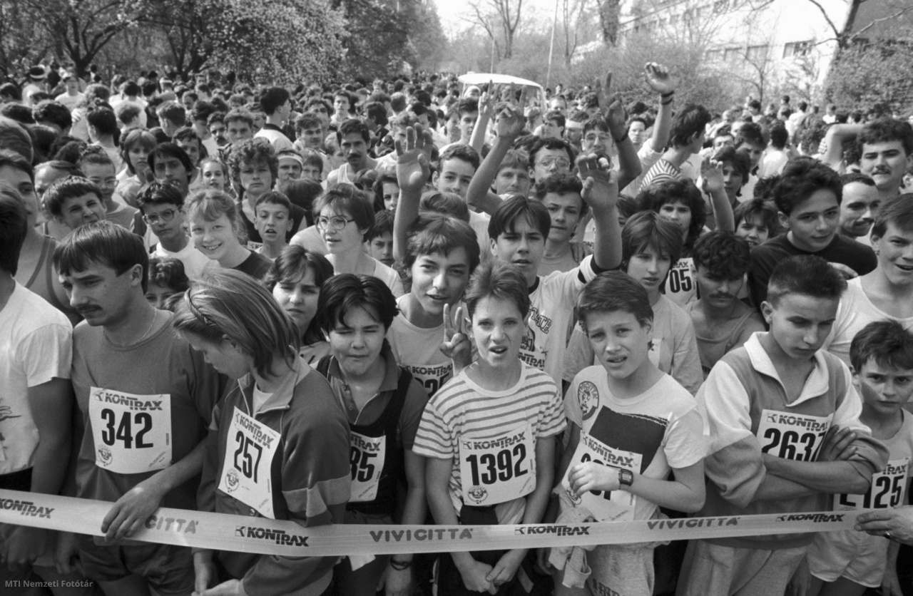 Budapest, 1990. április 1. A Vivicitta-Kontrax utcai futóverseny résztvevői gyülekeznek a Margit-szigeten, a Palatinus strand előtt.