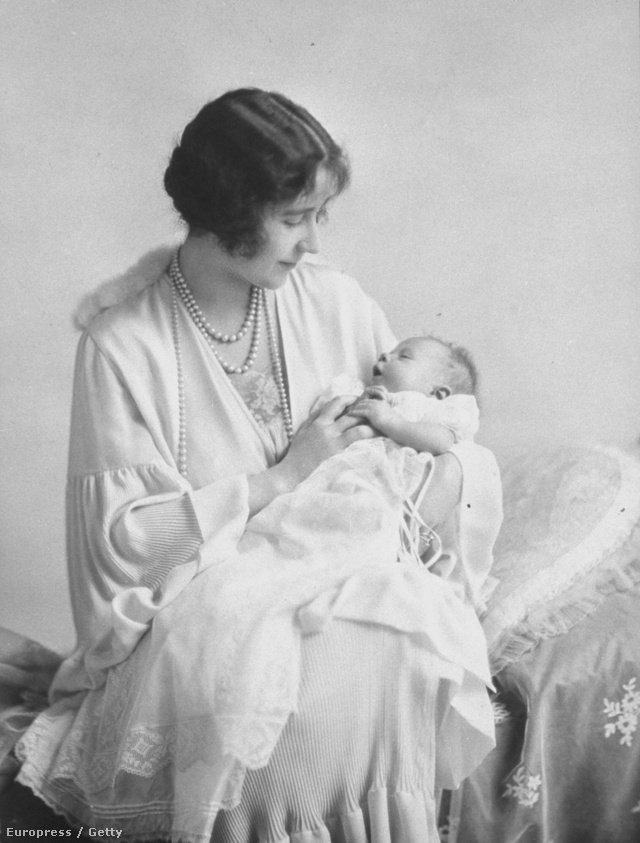Az Anyakirálynő II. Erzsébettel a kezében 1926-ban. A keresztelőszoknyát 60 királyi sarj viselte.