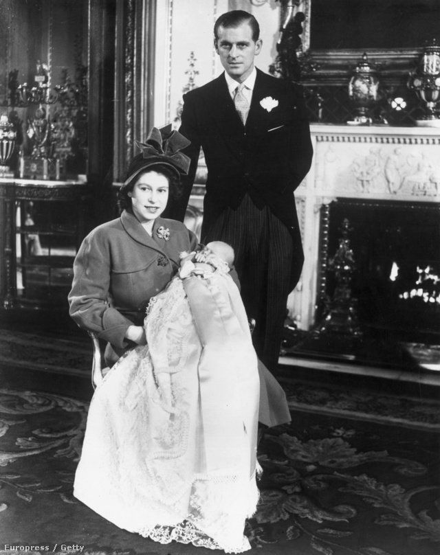 II. Erzsébet Károly herceggel a kezében 1948-ban