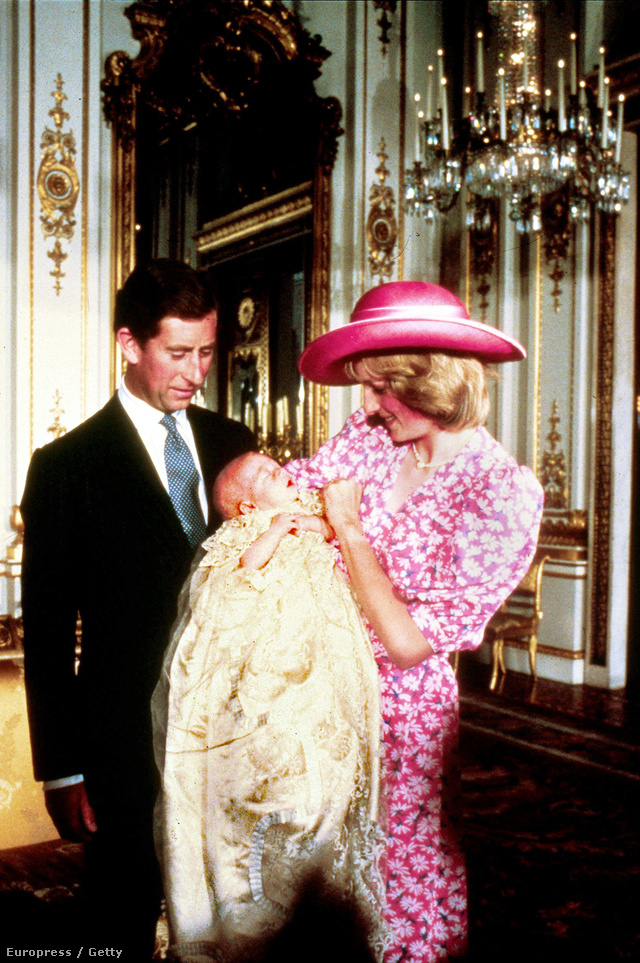 Diana Vilmos herceggel a karján 1982-ben. A keresztelőruha most 172 éves, György hercegnek már csak replika jut.