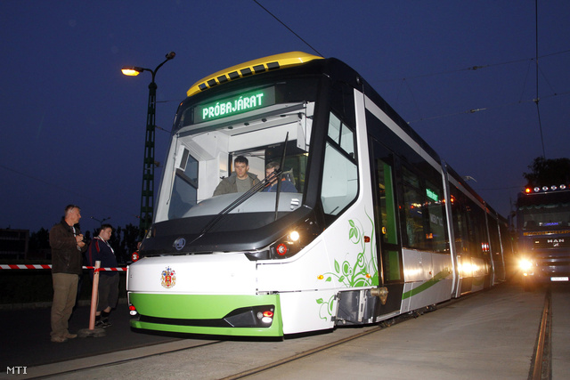 A cseh Skoda konszern plzeni gyárában készült első új 26 THU 3 típusjelű villamos Miskolcon 2013. július 2-án.