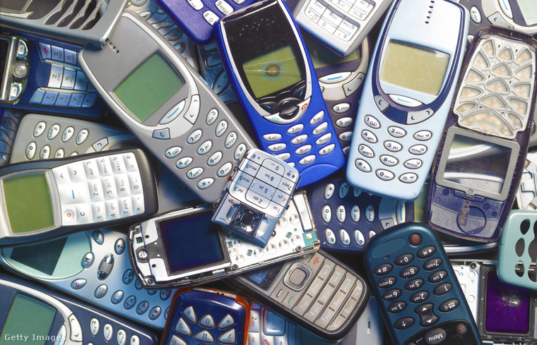 Sok régi mobiltelefon. (Fotó: Peter Dazeley / Getty Images Hungary)