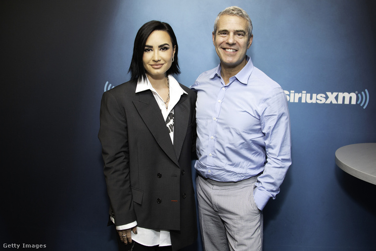 Demi Lovato és Andy Cohen a SiriusXM stúdiójában. (Fotó: Santiago Felipe / Getty Images Hungary)