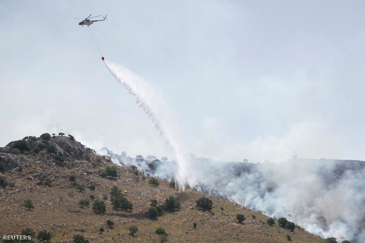 Tűzoltó-helikopter oltás közben Korfun 2023. július 24-én