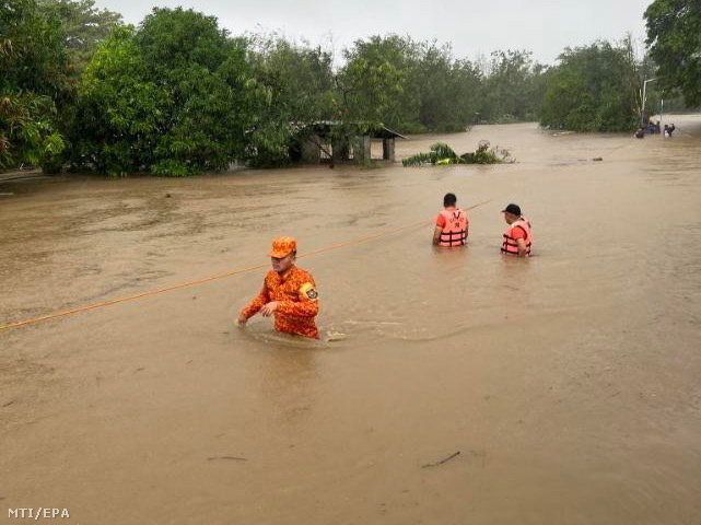 Mentőalakulatok tagjai egy árvízzel elöntött utcán a Fülöp-szigeteki Bacarra városban 2023