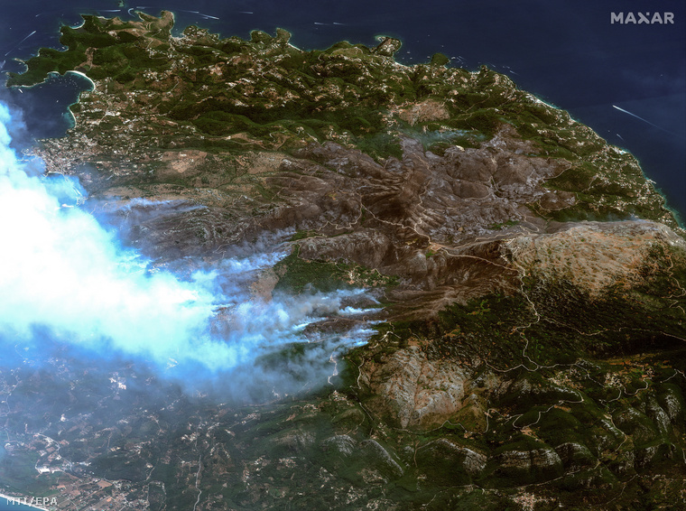 A Maxar Technologies által közreadott műholdfevétel a Korfu szigetén pusztító erdőtűzről 2023
