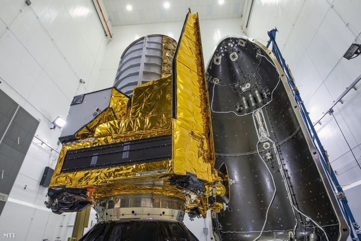Az Európai űrügynökség, az ESA 2023. június 29-i felvétele az ügynökség Euclid nevű űrtávcsövéről a floridai Cape Canaveral Kennedy Űrközpontjában. Az Euclidot július 1-jén felbocsátották a SpaceX amerikai űrkutatási magánvállalat Falcon 9 hordozórakétájával. Küldetésének célja a sötét anyag és a sötét energia természetének megértése, amihez az égbolt egyharmadáról készít majd kiváló minőségű térképet a galaxisok térbeli eloszlásáról. A hordozórakéta a Nap–Föld rendszer L2 Lagrange-pontján állítja keringési pályára a teleszkópot
