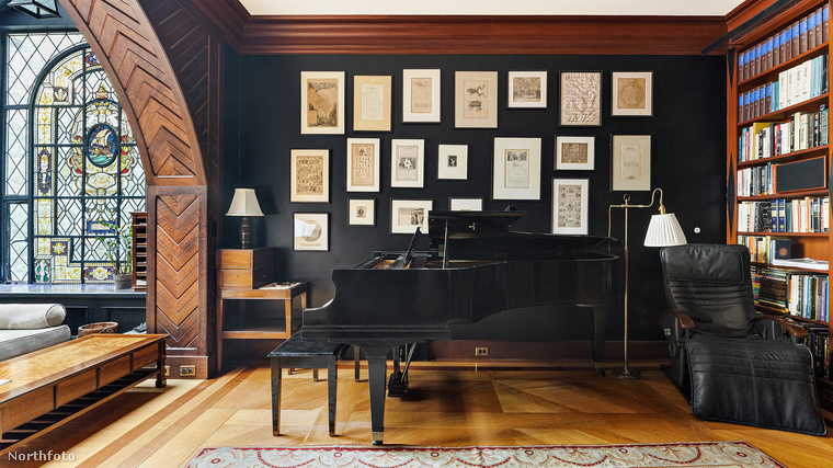 A zenei könyvtárral ellátott zene stúdió a második emeleten kapott helyet, benne egy fatüzelésű kandallóval és pianínóval.
