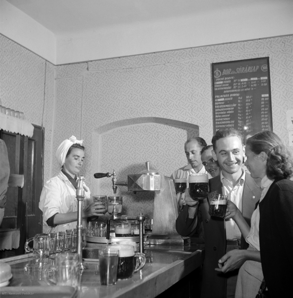 Sztálinváros, 1957. augusztus 7. Barna sört mér a csapos a vendégeknek a sztálinvárosi Felszabadulás italboltban, a Sztálinvárosi Vendéglátóipari Vállalat egyik üzemében