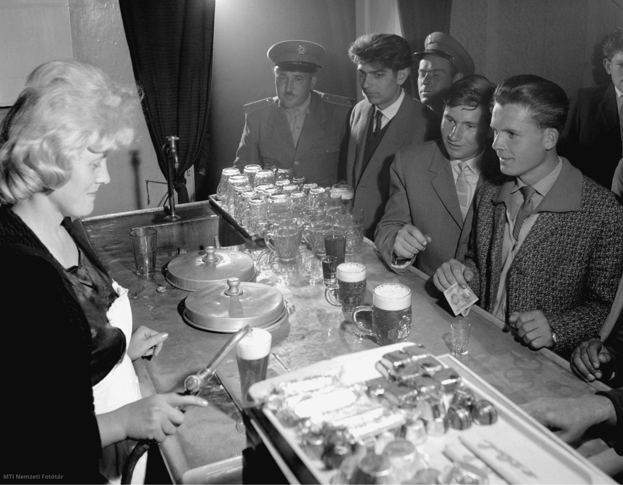 Jászboldogháza, 1964. május 10. Vendégek vásárolnak sört a jászboldogházi vendéglőcukrászdában