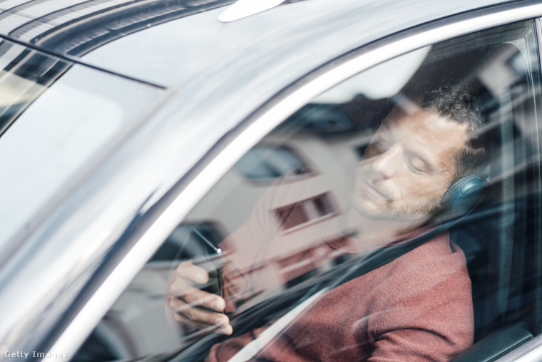 Az önvezető autókban is folyamatosan figyelni kell a forgalmat. (Fotó: Westend61 / Getty Images Hungary)