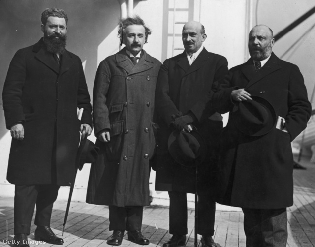 Einstein egy cionista adománygyűjtő rendezvény szervezőivel 1921-ben, a tudós jobbján Háim Weizmann