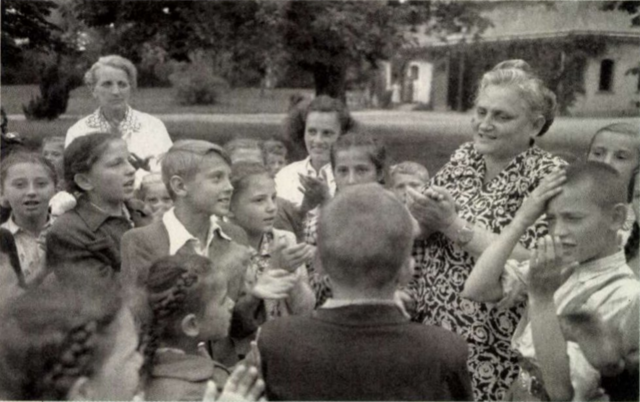 Ratkó Anna egy pártüdülőben 1949-ben