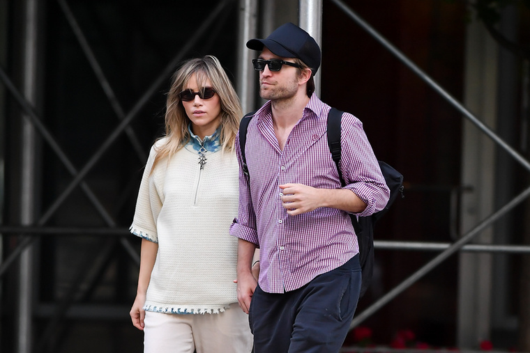 Lenge nyári öltözetben, kéz a kézben lépett utcára Robert Pattinson és barátnője, Suki Waterhouse
