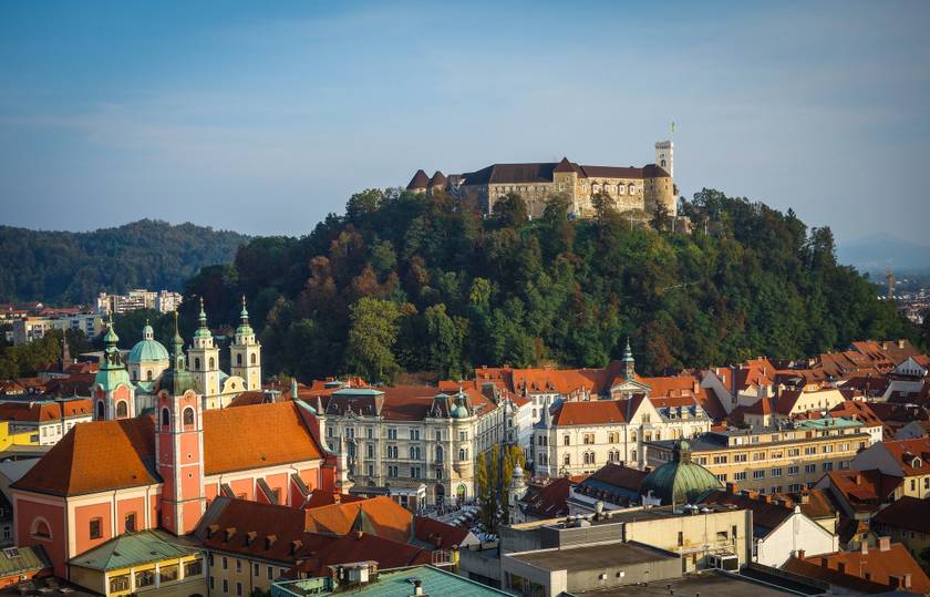 Ljubljana legfőbb nevezetessége az óváros fölé magasodó vára, amely már távolról magasztos látvány. Már az 1100-as évek elején állt az építmény írásos dokumentumok szerint.