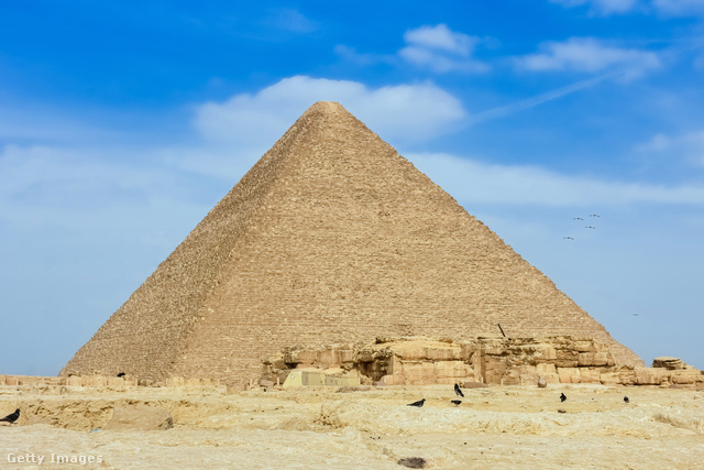 A gízai nagy piramis az egyetlen az ókori világ csodái közül, amely máig látható