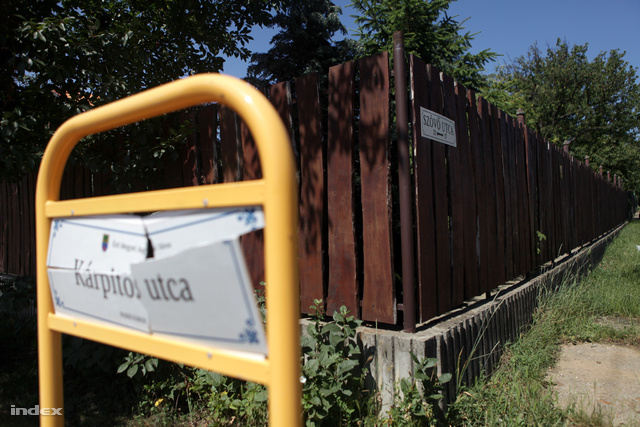 A Szövő és Kárpitos utcák sarkánál történt a gázolás.