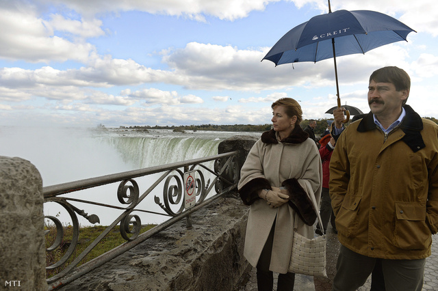 Áder János Amerikába és Kanadába utazik a következő napokban, és ott élő magyarokkal találkozik az ünnep alatt. Az MTI által ma kiadott fotón épp a Niagara-vízesés egyik teraszán állnak feleségével.
