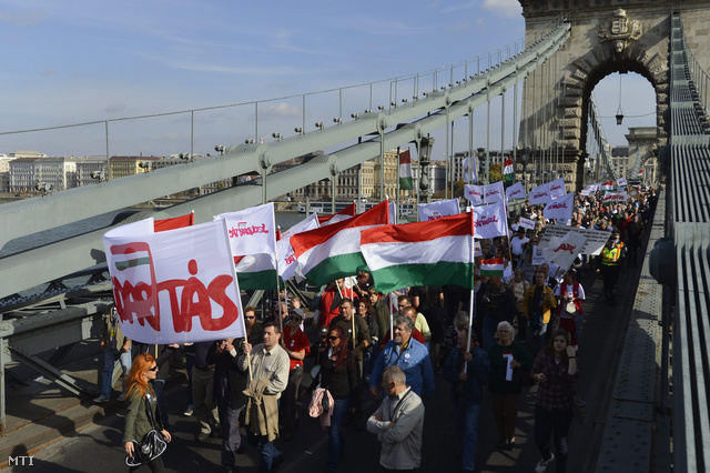 A Magyar Szolidaritás Mozgalom szimpatizánsai vonulnak a Lánchídon a Műegyetem előtti délutáni ellenzéki demonstrációra. A menet elején középen Kónya Péter a Szolidaritás elnöke.