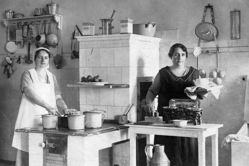 Az 1922-ben készült képen több régen használt konyhai eszköz is található mint például a szekrény tetején látható mozsár, vagy az asztalon használt régi mérleg, még igazi fémsúlyokkal.