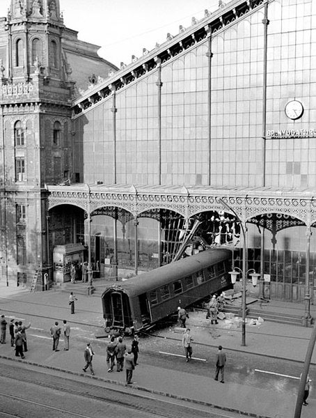 Vonatbaleset a Nyugati pályaudvaron 1962. október 4-én (Mikó László felvétele)