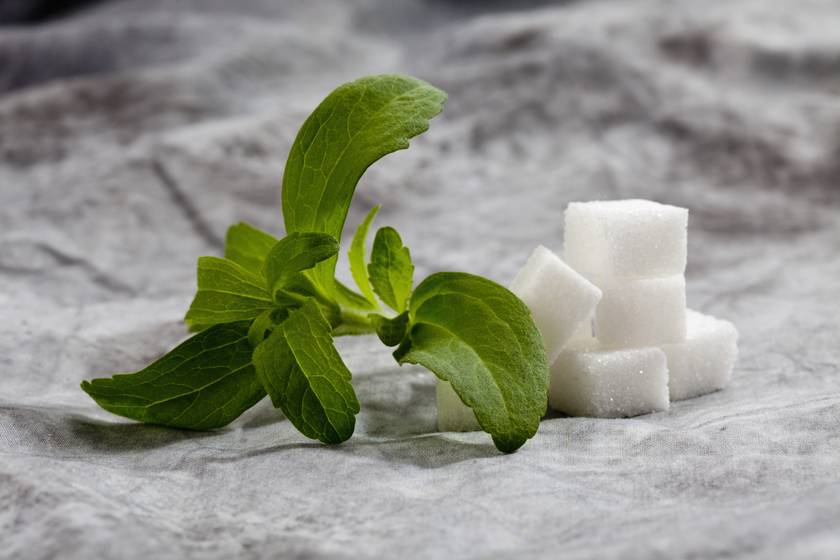 A sztívia egy természetes édesítőszer, amely a dél-amerikai Stevia rebaudiana cserje leveleiből származik. Ezt a növényi alapú édesítőszert két glikozidnak nevezett vegyületből - szteviozid és rebaudiosid A - lehet kivonni. Vegyületei nem tartalmaznak kalóriát, akár 450-szer édesebbek a cukornál, ízük viszont kissé eltér a hagyományos cukorétól.