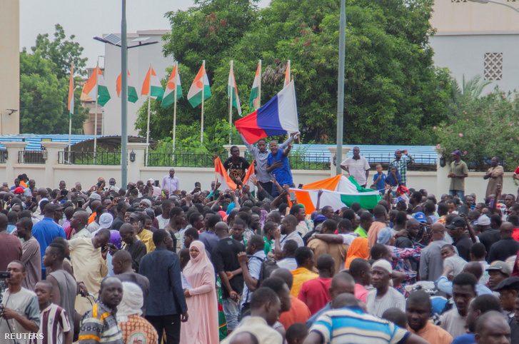 Tüntetők Nigerben 2023. július 27-én