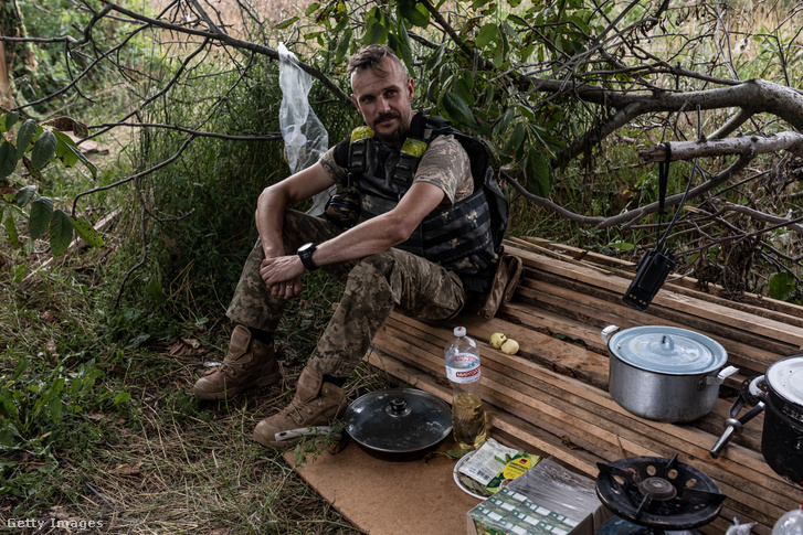 Ukrán katona a frontvonalon 2023. augusztus 1-jén