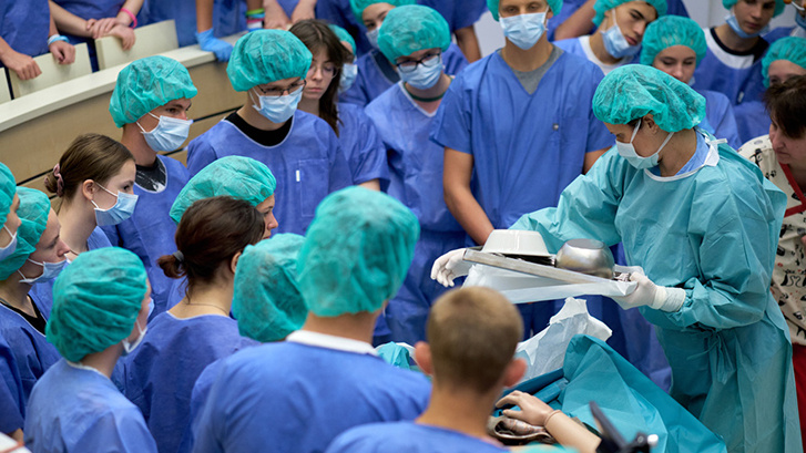 Leendő pécsi orvosisok kapnak bepillantást a gyógyítás tudományába a Pécsi Tudományegyetem orvoskarán (fotó: Rafa-Gyovai Tibor)