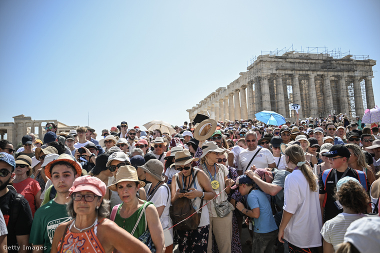 Tömeg az athéni Akropolisznál. (Fotó: picture alliance / Getty Images Hungary)