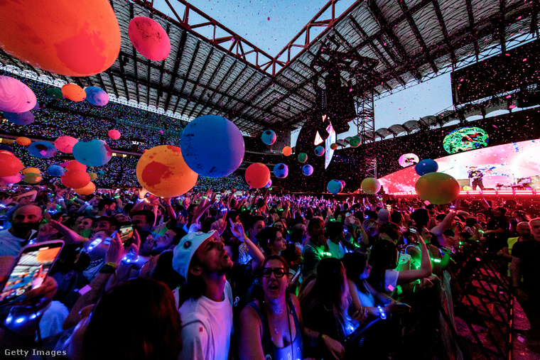 Rajongók egy Coldplay koncerten. (Fotó: Sergione Infuso - Corbis / Getty Images Hungary)
