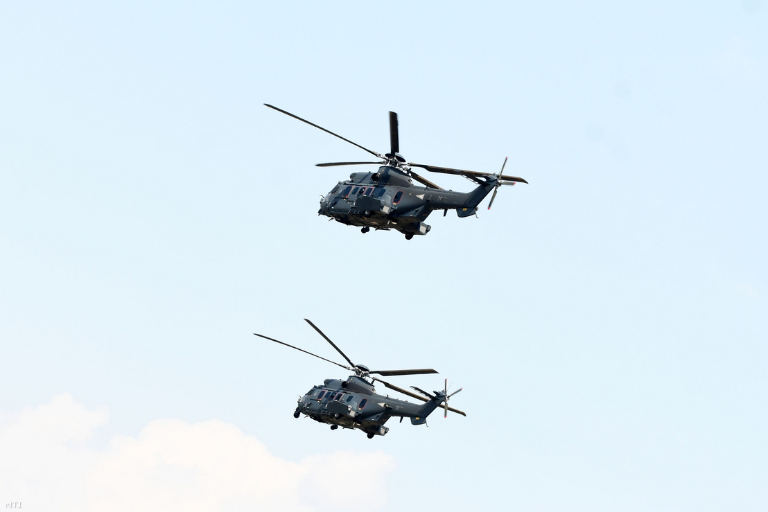 A Magyar Honvédség első két új Airbus H225M típusú helikoptere a MH Kiss József 86. Helikopterdandár szolnoki bázisán 2023. július 17-én