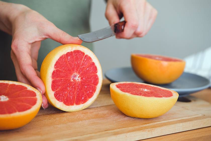 A grapefruit a pomelo és a narancs keresztezése, és általában a fogyókúrával és a fogyással hozzák összefüggésbe. Egy fél grapefruit, azaz 123 gramm mindössze 37 kalóriát tartalmaz, de a C-vitamin napi értékének 51 százalékát biztosítja. A piros fajták kis mennyiségű A-vitamint is tartalmaznak. Ráadásul a grapefruitnak alacsony a glikémiás indexe, ami azt jelenti, hogy lassabban juttatja ki a cukrot a véráramba.