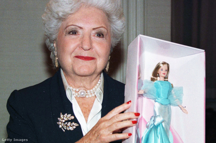 Ruth Handler egy Barbie-t tart, amelyet a baba 40. évfordulós partijára készítettek 1999. február 7-én New Yorkban